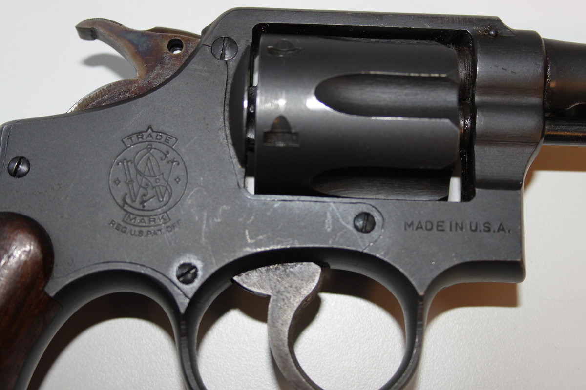 Smith & Wesson revolver. 38 Kaliber. Model Victory som ble produsert under 2 verdenskrig med serienummer som startet på V.
Serienummer 473695
