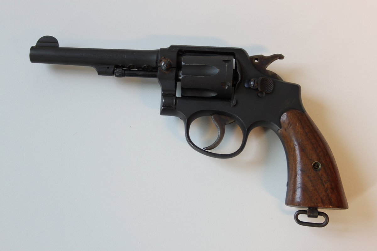 Smith & Wesson revolver. 38 Kaliber. Model Victory som ble produsert under 2 verdenskrig med serienummer som startet på V.
Serienummer 473695