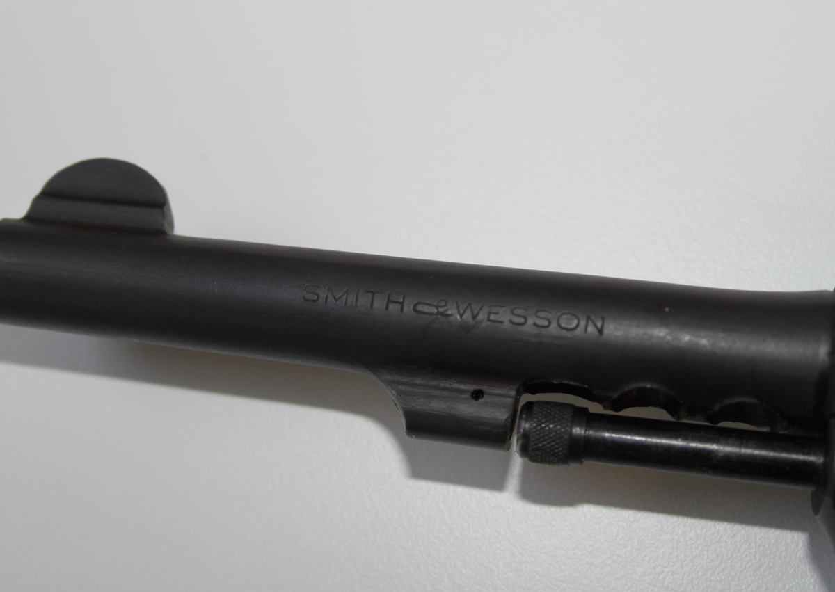 Smith & Wesson revolver. 38 Kaliber. Model Victory som ble produsert under 2 verdenskrig med serienummer som startet på V.
Serienummer 473695