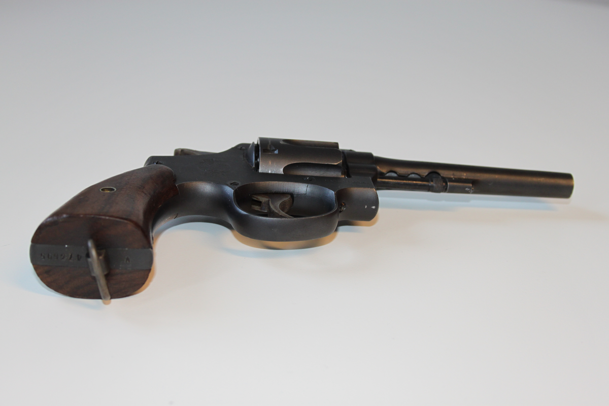 Smith & Wesson revolver. 38 Kaliber. Model Victory som ble produsert under 2 verdenskrig med serienummer som startet på V.
Serienummer 473695