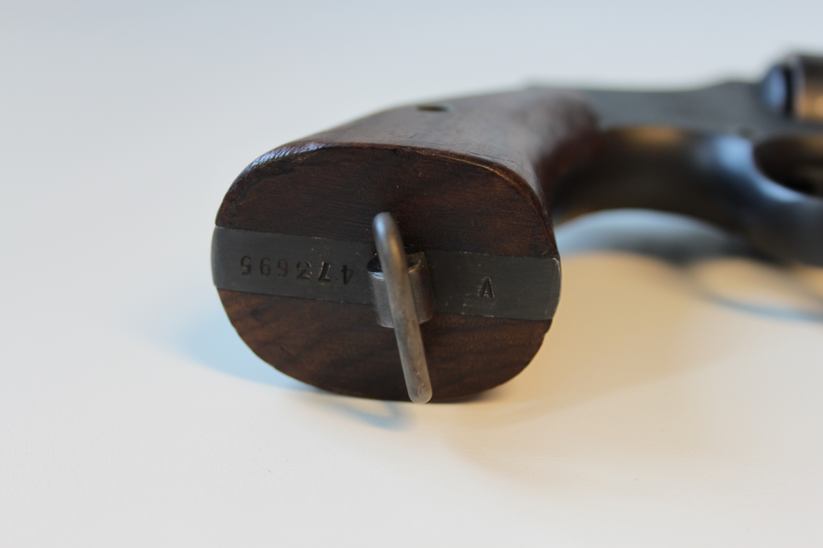 Smith & Wesson revolver. 38 Kaliber. Model Victory som ble produsert under 2 verdenskrig med serienummer som startet på V.
Serienummer 473695