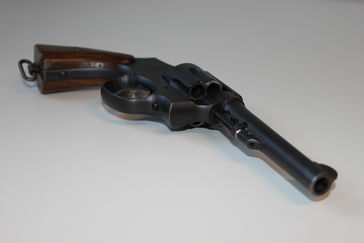 Smith & Wesson revolver. 38 Kaliber. Model Victory som ble produsert under 2 verdenskrig med serienummer som startet på V.
Serienummer 473695