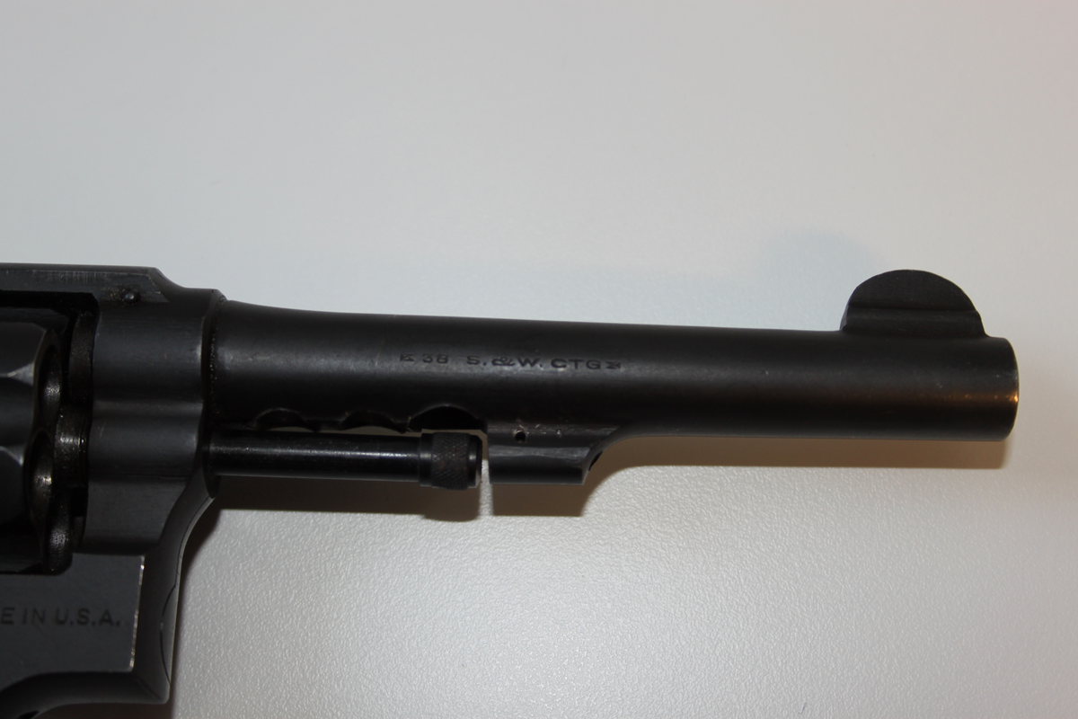 Smith & Wesson revolver. 38 Kaliber. Model Victory som ble produsert under 2 verdenskrig med serienummer som startet på V.
Serienummer 473695