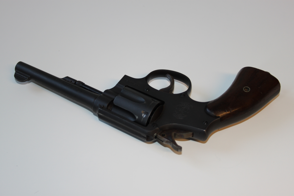 Smith & Wesson revolver. 38 Kaliber. Model Victory som ble produsert under 2 verdenskrig med serienummer som startet på V.
Serienummer 473695