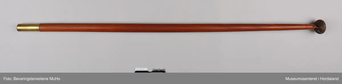 Øvre del av todelt flaggstang av tre tilhørende et amerikansk flagg.