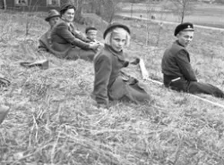 Familj på utflykt till Gällersta, 1950-tal