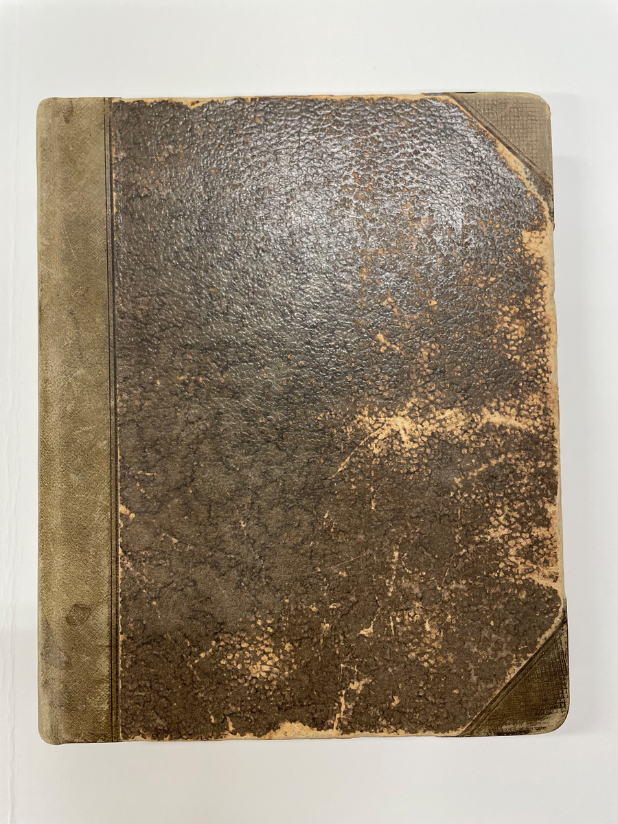 Anteckningsbok, linjerad i svagt blå färg på skrivarken. Halvfranskt band i mossgrönt skinn och brungrönt marmorerat pärmpapper, vilket också har en pressad yta med struktur.

Följande citat är hämtat från Värmlands Museums accessionsliggare: "Skissbok och anteckningsbok innehållande teckningar, konstruktioner, ritningar, anteckningar med senare teckningar och namnteckningar, har tillhört Gustaf Fröding.".