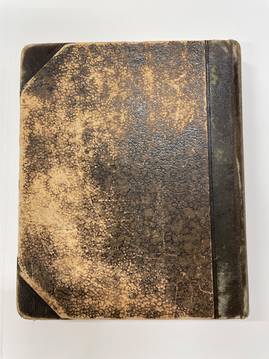 Anteckningsbok, linjerad i svagt blå färg på skrivarken. Halvfranskt band i mossgrönt skinn och brungrönt marmorerat pärmpapper, vilket också har en pressad yta med struktur.

Följande citat är hämtat från Värmlands Museums accessionsliggare: "Skissbok och anteckningsbok innehållande teckningar, konstruktioner, ritningar, anteckningar med senare teckningar och namnteckningar, har tillhört Gustaf Fröding.".