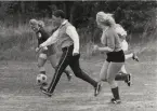 Robert Ahlgren spelar fotbll med anställda. Matchen ingick i familjedagen vid Hemlingbystugan den 29 maj 1975. Matchen var mellan Läkerols damlag och oldboys. Matchen slutade 3-3.