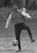 Robert Ahlgren trixar med fotboll. Familjedag vid Hemlingbystugan 1975.