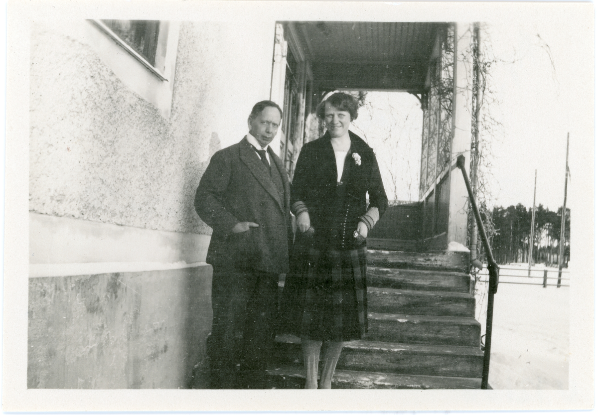Eugène och Lily Schwartz utanför Apoteket Visnum, 1929
