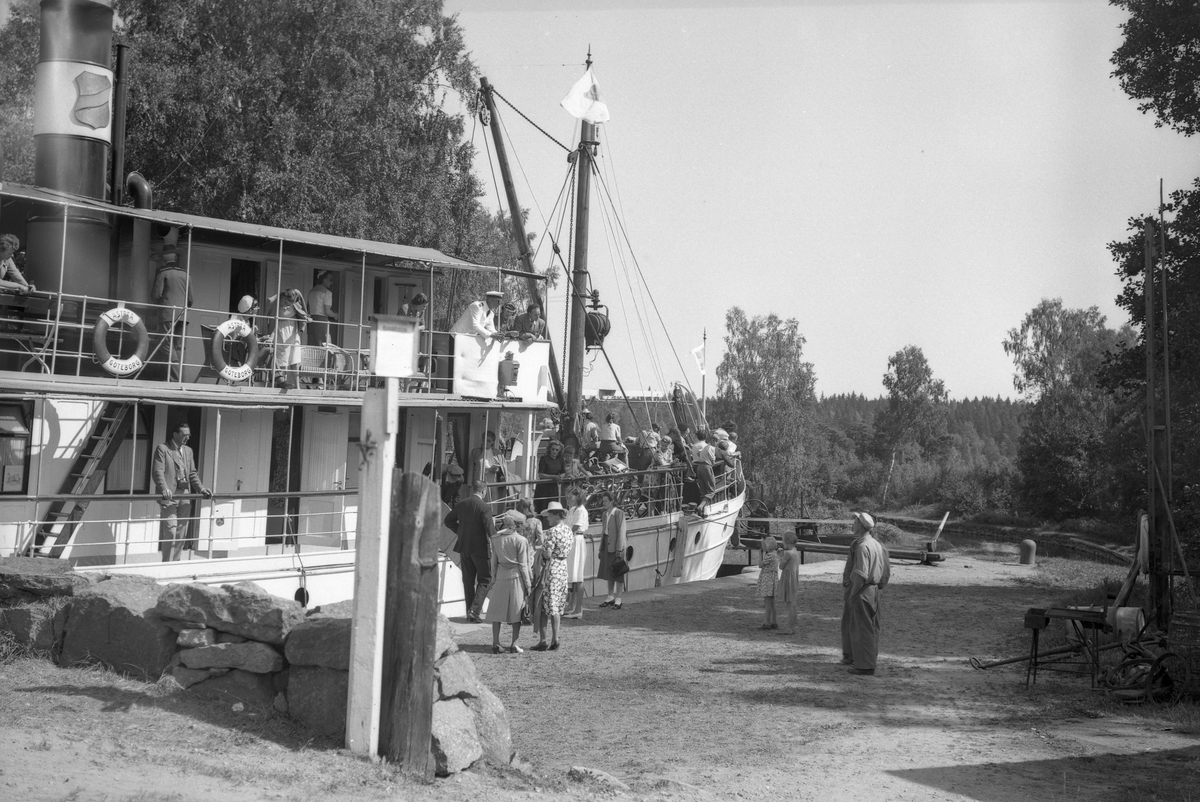 Passagerarbåt i kanalen