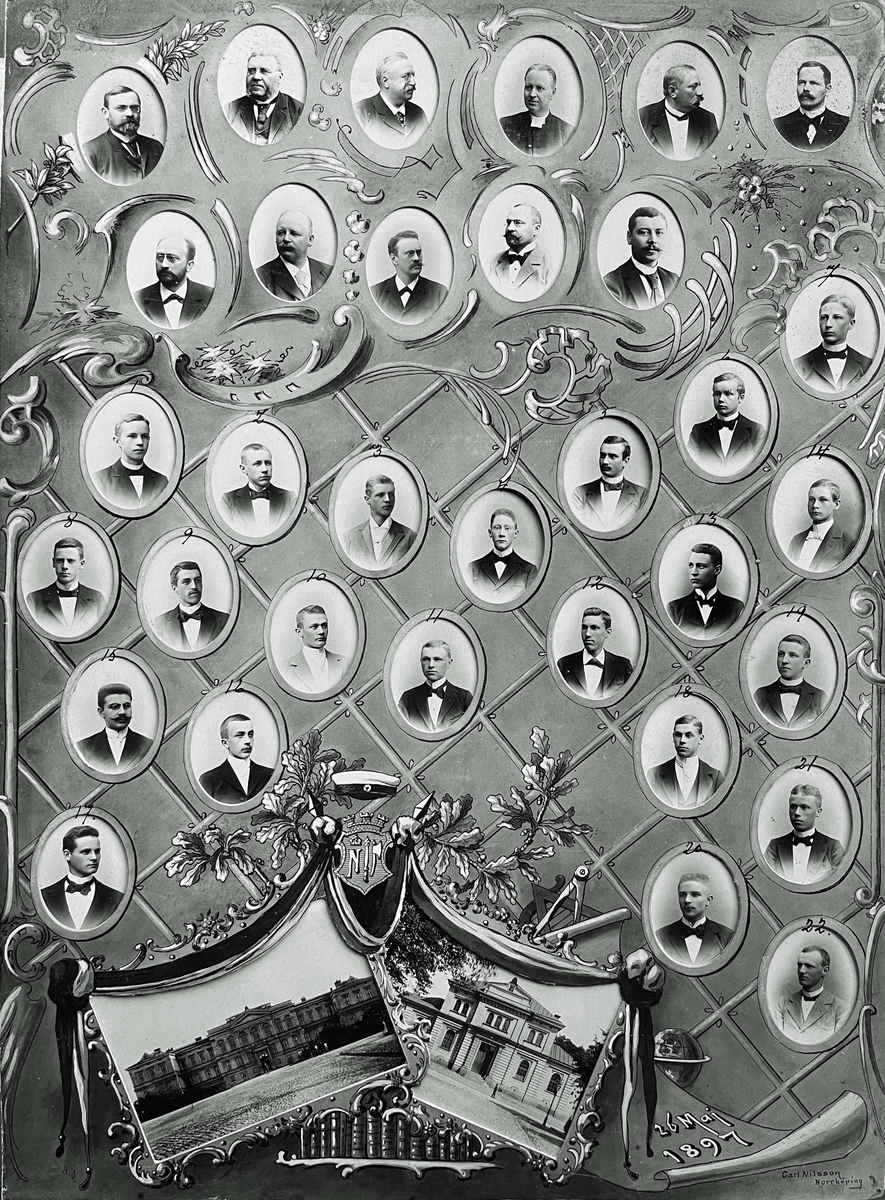 1897 års studenter vid Norrköpings Högre allmänna läroverk. Elev nr 2 (andre man fr.v. i tredje raden) är Karl af Geijersstam, sedermera officer vid Skaraborgs regemente. Namn på övriga personer finns på fotots baksida.