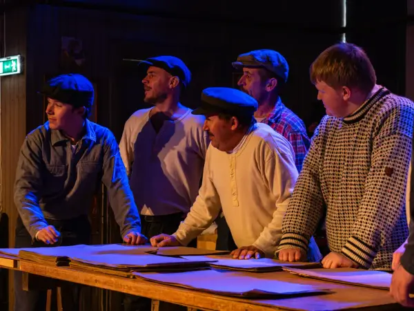 5 menn i skuespillet arbesdaer 