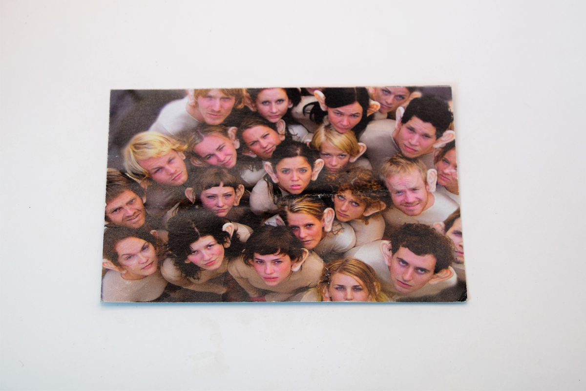 Diverse trykksaker fra Quartfestivalen 2003. To ulike visittkort, billetthefte for mat, meny, telereklame, konsertreklame, fire postkort, deriblant et med foto av verket "Beige fødsel" av Tori Wrånes  og et julekort (foto/desing: Alf Solbakken) med håndskrevet hilsen fra ledelsen.