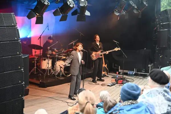 Kari Bremnes på Utescena i Aasentunet