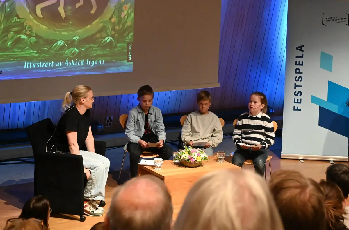 Tre born og ein vaksen i intervjusituasjon