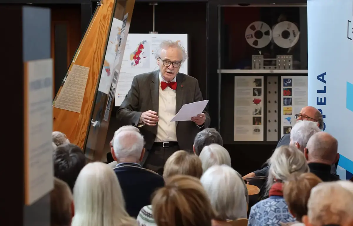 Mann som les for publikum