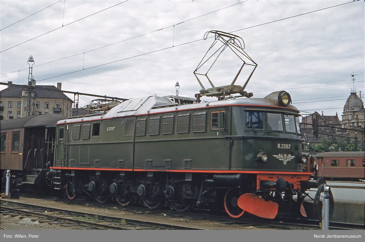 Elektrisk lokomotiv El 8 2067 med persontog i spor 1 på Oslo Vestbanestasjon