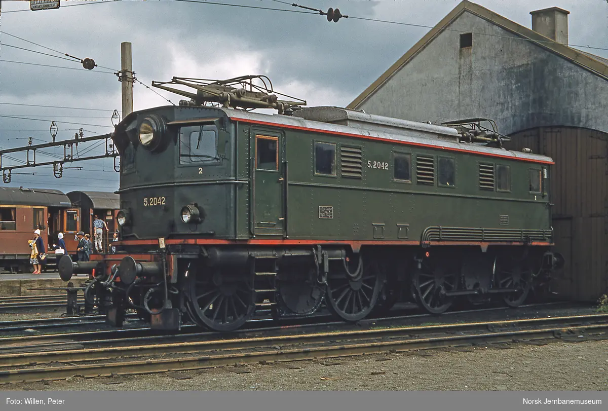 Elektrisk lokomotiv El 5 2042 utenfor lokomotivstallen på Halden stasjon