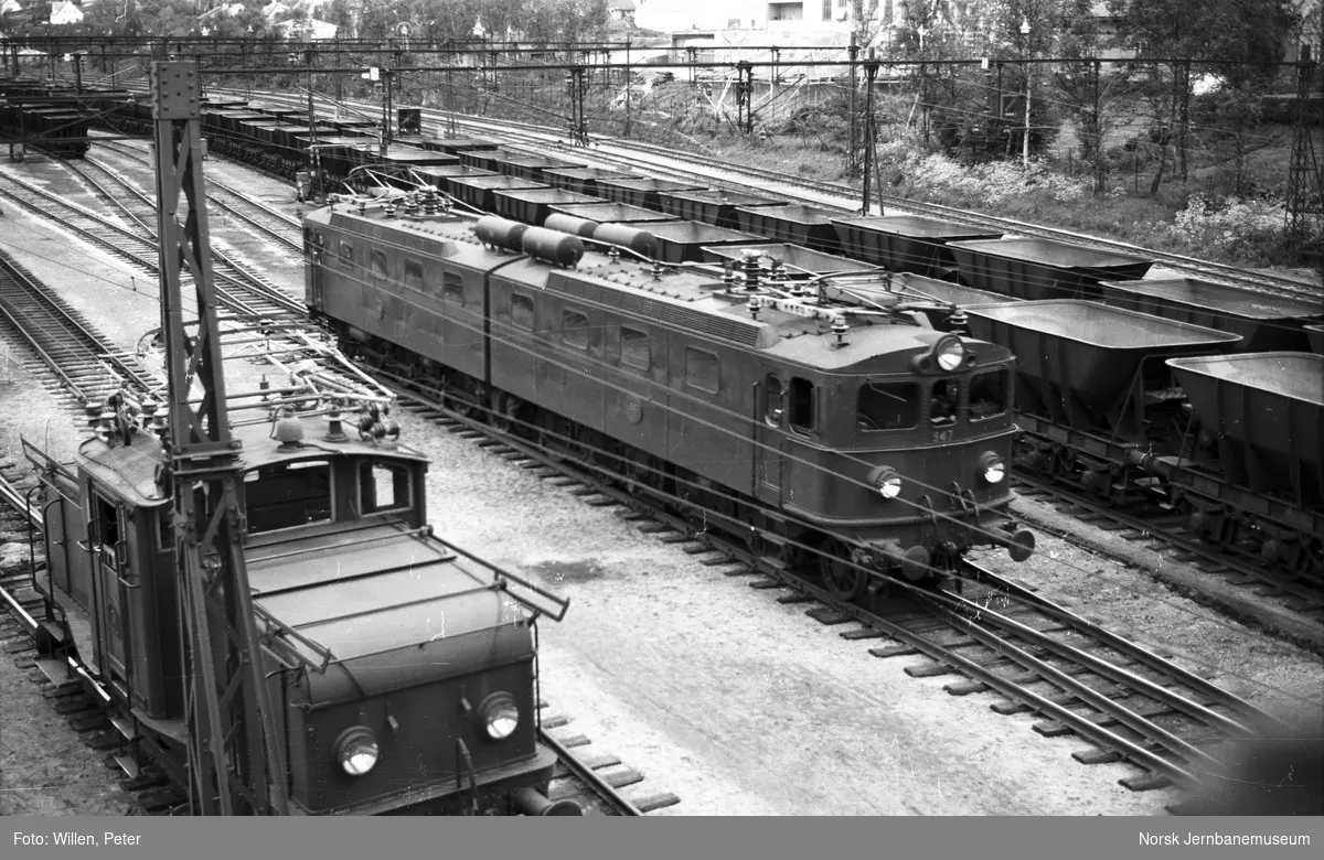 Svensk elektrisk lokomotiv Dm 946 og 947 på malmbanegården i Narvik. Til venstre LKABs skiftelokomotiv litra F