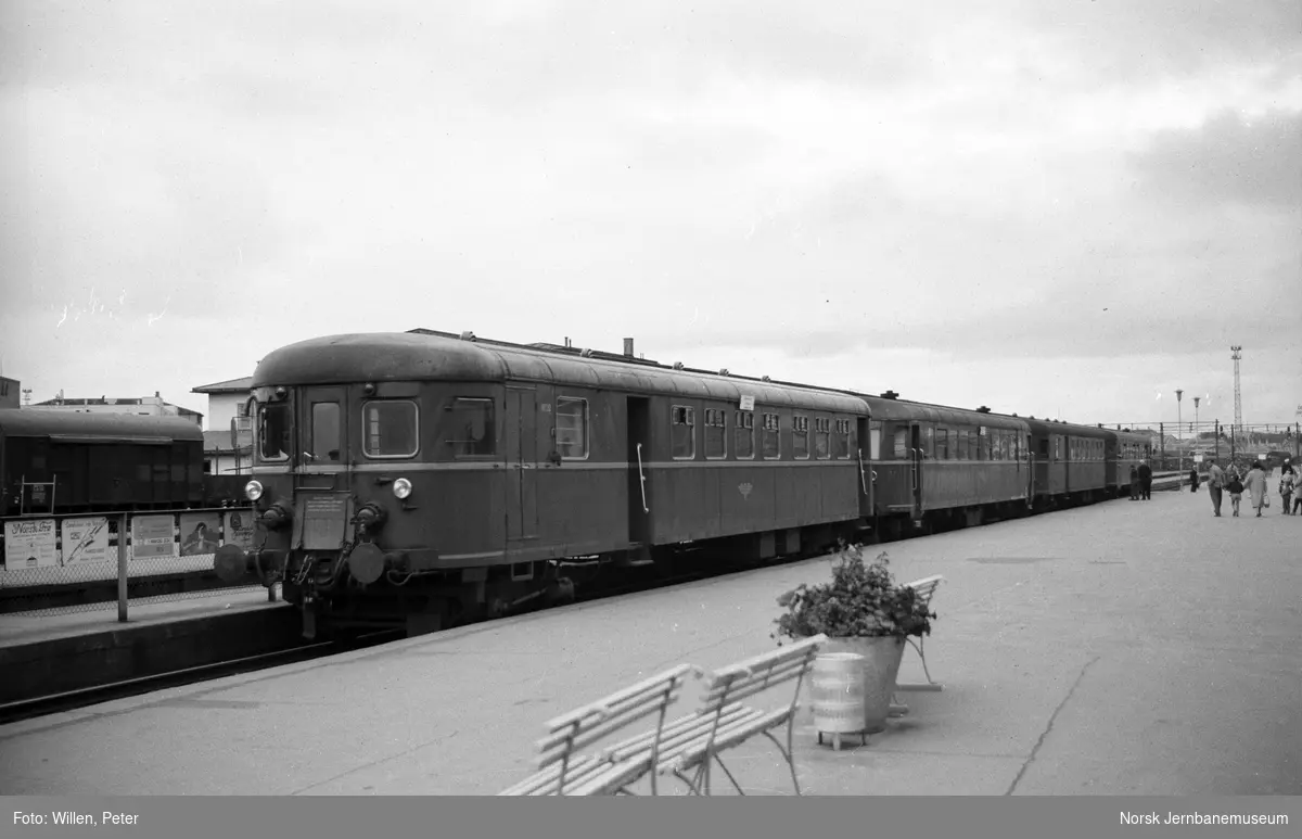 Dieselmotorvognsett type 86 med styrevogn litra BFox4b type 2 nr. 18780 nærmest,  på Trondheim stasjon