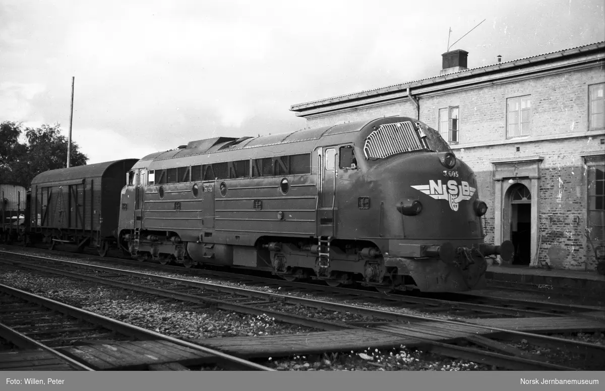Diesellokomotiv Di 3 605 med godstog på Trondheim stasjon