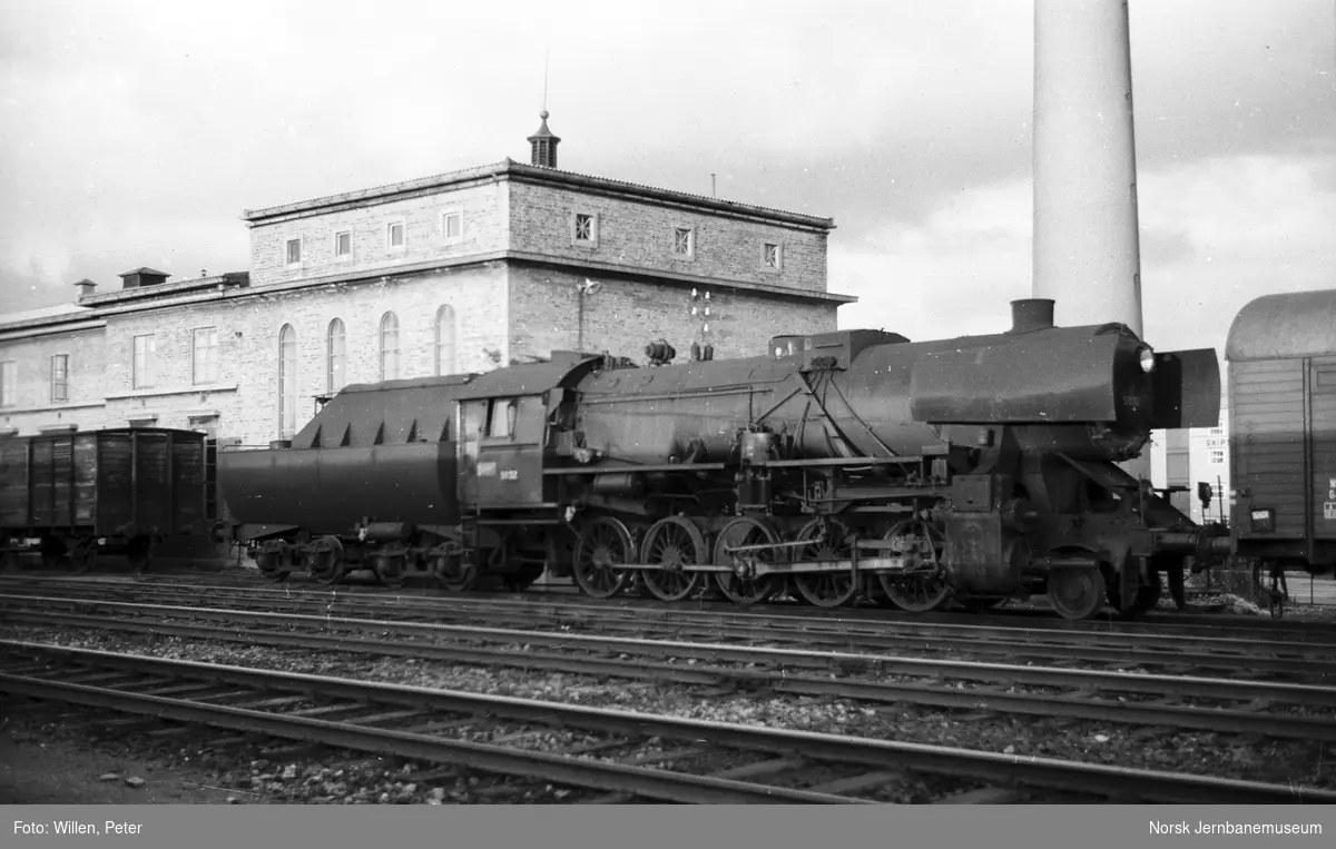 Damplokomotiv 63a nr. 5032 med godstog på Trondheim stasjon