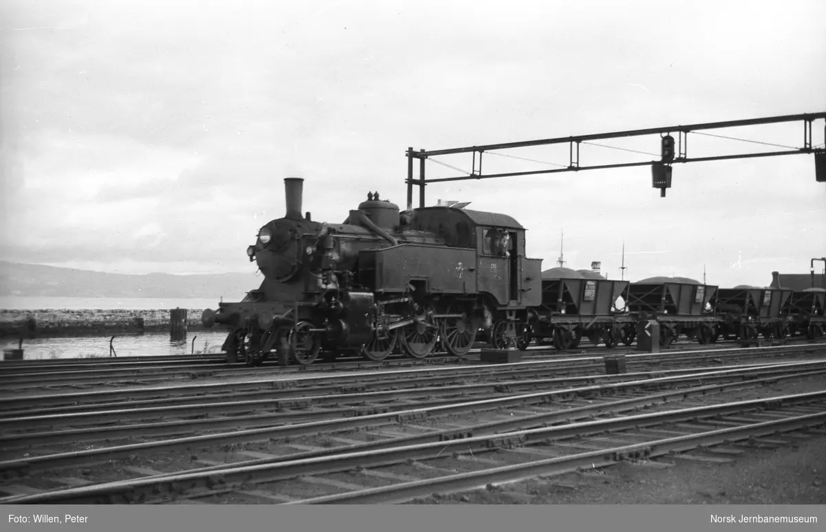 Damplokomotiv type 32a nr. 291 med pukkvogner på Trondheim stasjon