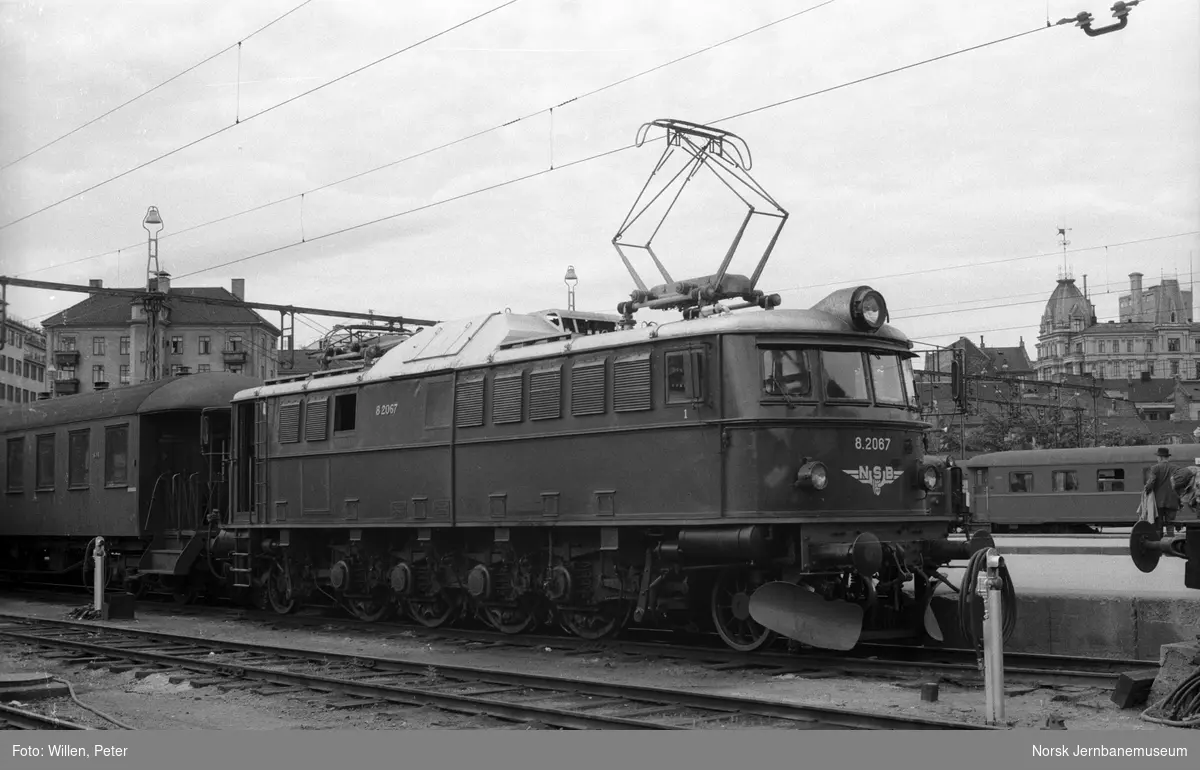 Elektrisk lokomotiv El 8 2067 med persontog i spor 1 på Oslo Vestbanestasjon
