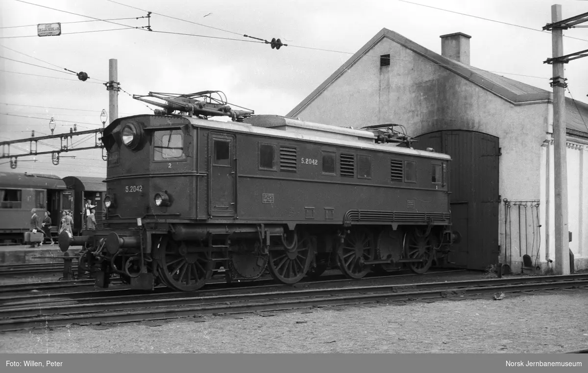 Elektrisk lokomotiv El 5 2042 utenfor lokomotivstallen på Halden stasjon