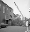 Kungsgatan 30 i Linköping rivs 1973. Det vackra jugendhuset hade stått klart 1902 och var ett av flera exempel på bostadshus som gavs en påfallande kort livslängd. Ett skäl var tidpunkten de uppförts, kort före stadens elektrifiering och ofta i avsaknad av sanitära installationer. Den aktuella rivningen gav vidare utrymme för Sionförsamlingen att utvidga sin verksamhet på platsen. Närmast i bilden ses församlingens första kyrka, invigd 1934.