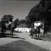 Petrus Kastenman (t.v) rider en remont på Ottenby.