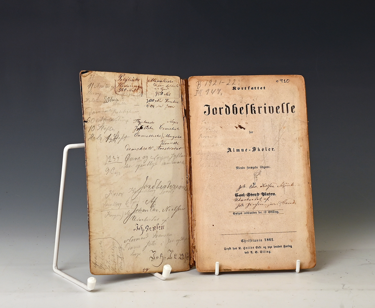 Prot: Platou, Carl Stoud, Kortfattet Jordbeskrivelse. Christiania 1861. 2 bl. + 66 s. Bindet løst i ryggen.
