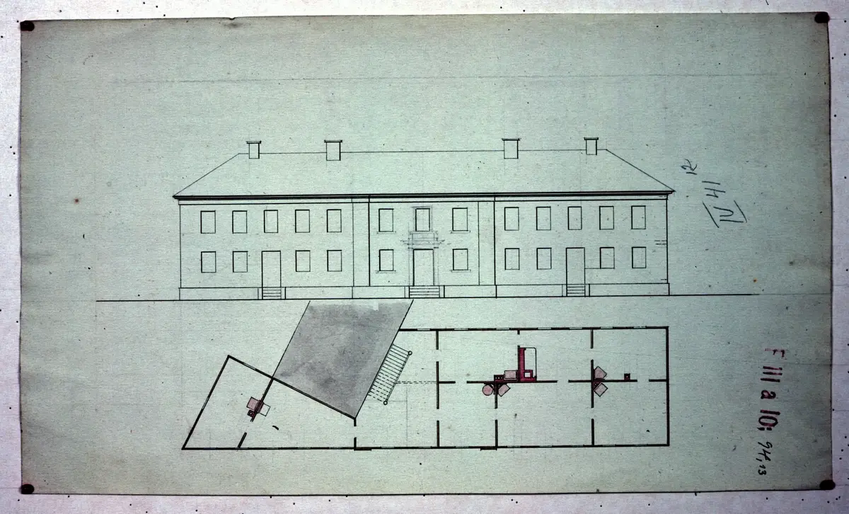 Ritningar med tillhörande handlingar till en trädhusbyggnad/trähusbyggnad som änkan Carolina Andersson ämnar låta uppföra på tomten 3½ bakom f.d. Masthuggs tullhus. Inkluderar pappmallar.
