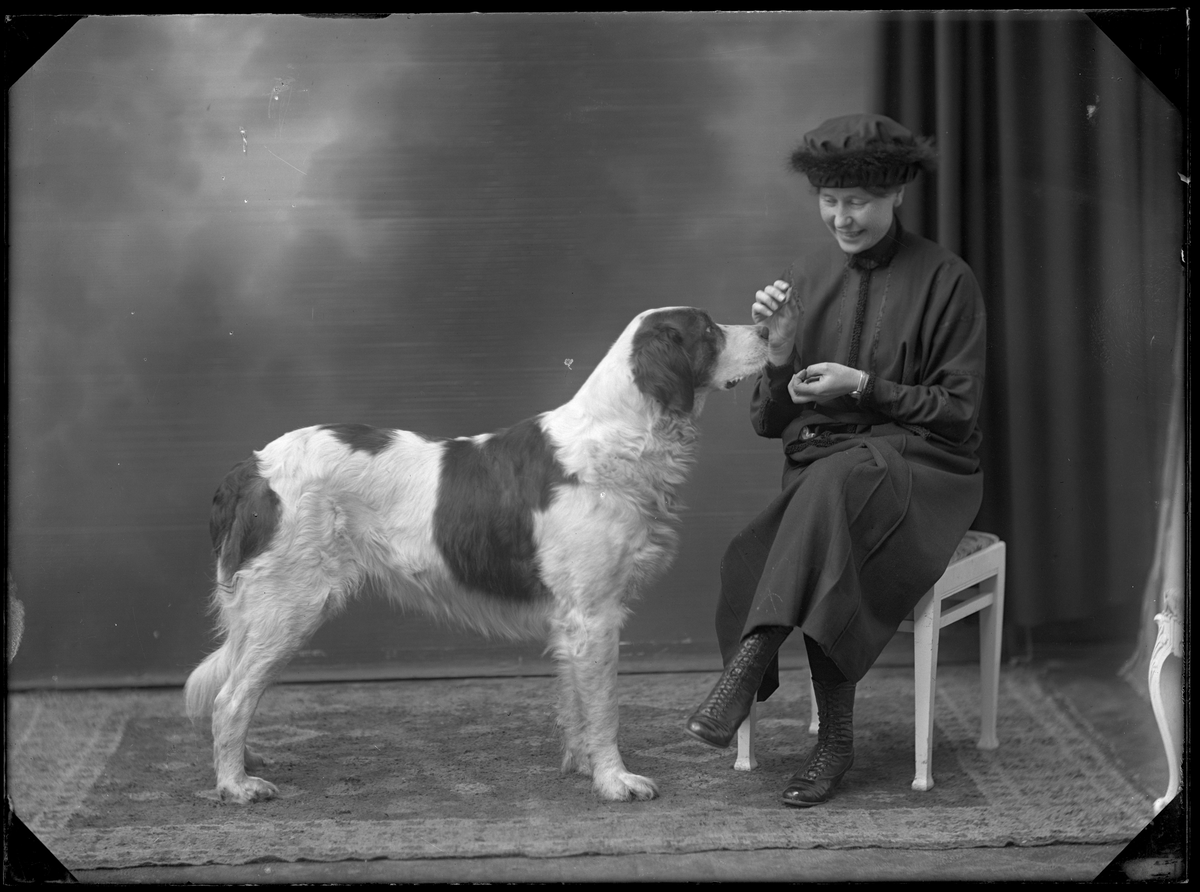 Fröken Karlsson med sin hund