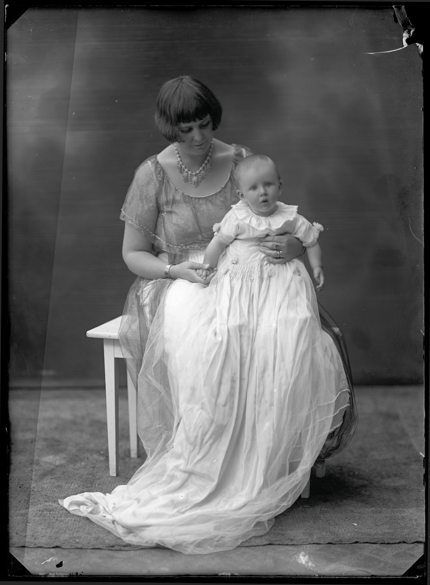 Fru Torell med litet barn