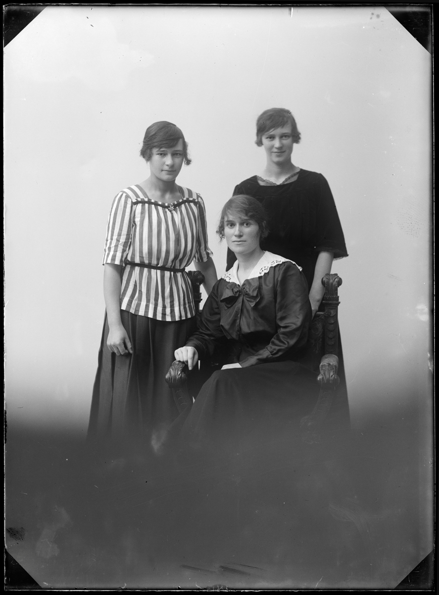 Tre unga kvinnor