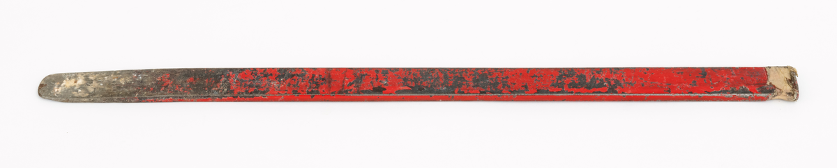 Langskaftet jern, brytejern, eller meisel brukt under leting etter mineraler i naturen,  antatt brukt sammen med hammer f. eks. samme stype som SJF.15280 for å bryte løs, meisle ut, stein (mineraler). Jernet, meiselen, har en rekatngulær form, cirka 54,5 centimeter langt og 3 centimeter bredt. Tykkelsen avtar fra cirka 0,9 centimeter i slagenden til  cirka 0,2 centimeter i den andre enden. Stålet i den tynne enden er slipt ned til en egg som gjør det mulig bruke jernet i smale sprekker for å bryte løs mineraler. Det er tydelige spor etter bruk av av slagverktøy i brytejernets ene ende. I denne enden er det også påklistret en grå tape. Det er også et innhakk i stålet der tapen er surret rundt stålet.