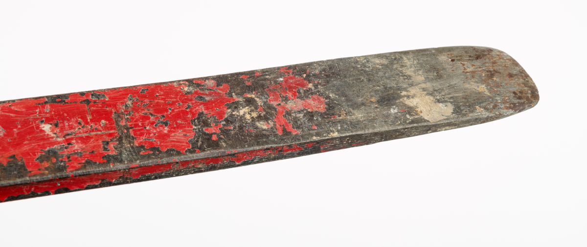 Langskaftet jern, brytejern, eller meisel brukt under leting etter mineraler i naturen,  antatt brukt sammen med hammer f. eks. samme stype som SJF.15280 for å bryte løs, meisle ut, stein (mineraler). Jernet, meiselen, har en rekatngulær form, cirka 54,5 centimeter langt og 3 centimeter bredt. Tykkelsen avtar fra cirka 0,9 centimeter i slagenden til  cirka 0,2 centimeter i den andre enden. Stålet i den tynne enden er slipt ned til en egg som gjør det mulig bruke jernet i smale sprekker for å bryte løs mineraler. Det er tydelige spor etter bruk av av slagverktøy i brytejernets ene ende. I denne enden er det også påklistret en grå tape. Det er også et innhakk i stålet der tapen er surret rundt stålet.