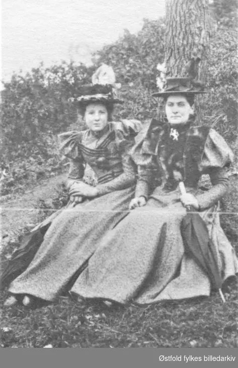 Elise Andersen (til venstre) med venninne utendørs, Hankø ca. 1890 i Onsøy.