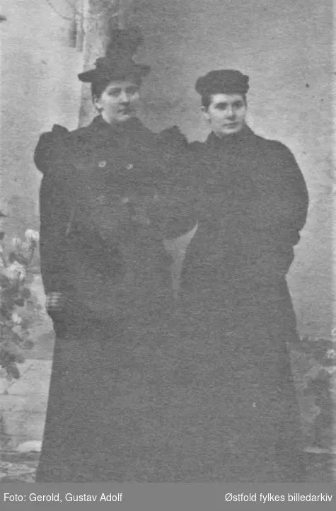Vintermoter Elise Andersen til venstre og Anette Andersen til høyre, i Hankø i Onsøy ca. 1900.