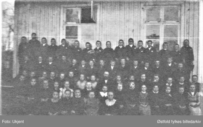 Manstad skole med elever og lærer Graff 1890 i Onsøy.