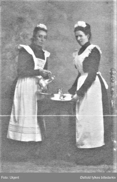 Serveringsdamer (Tora Kristiansen, Mina Martinussen) 1890- årene i Onsøy.