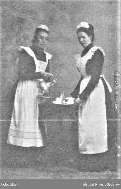 Serveringsdamer (Tora Kristiansen, Mina Martinussen) 1890- årene i Onsøy.