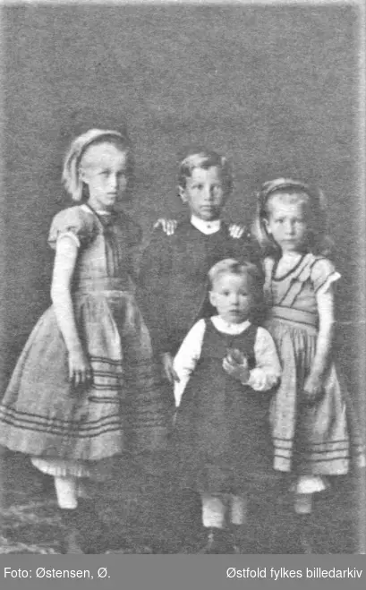 Gruppeportrett av Onsøy barn ca. 1900 i Onsøy.