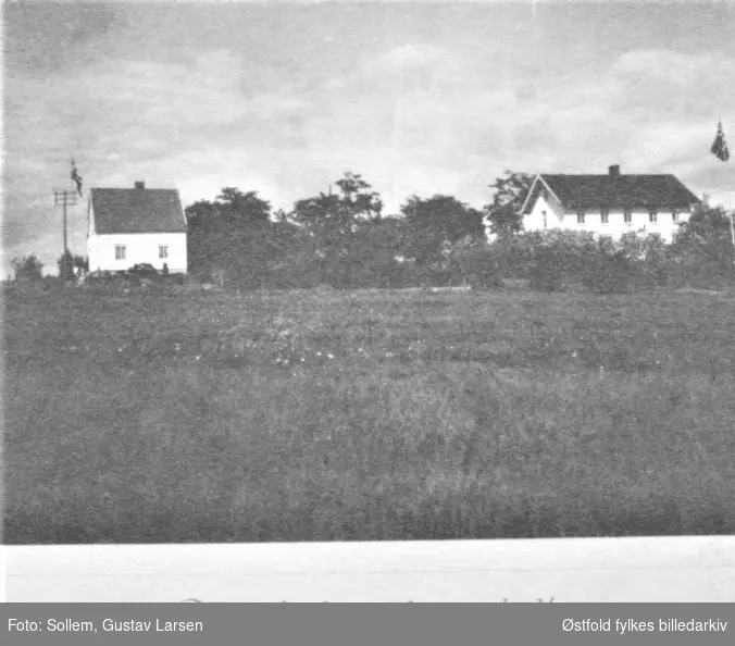 Rød skole og lærerbolig ca. 1925 i Onsøy. Bygd i 1896 og var i bruk fram til den ble revet i 1983.