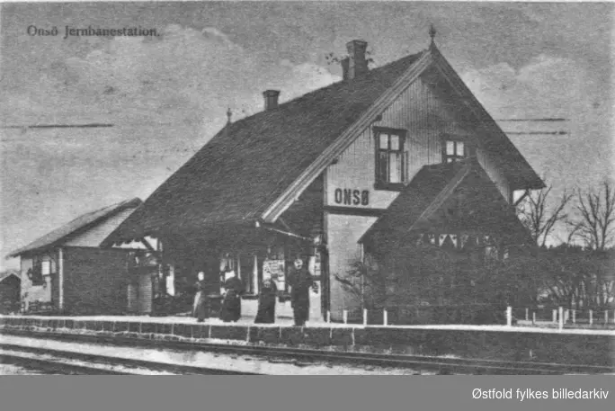 Postkort av Onsøy jernbanestasjon ca. 1900  i Onsøy.