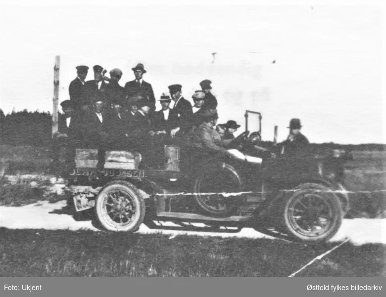 Olaf Gudesens baker- bil (baker på Gressvik) ca. 1920, her som tur-bil,  i Onsøy.