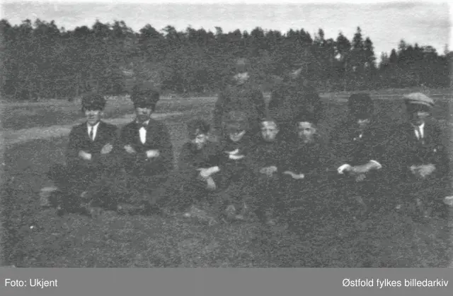 Møklegård fotballbane, 1925- 1930 Øyenkilen i Onsøy.
Fra høyre: Haldor Norberg, Sigurd Moen, Knut Simensen, Arve Ingebretsen, OLiver Johansen, Erik Simensen, Gandra? Andreassen, Harry Fredriksen. Bak: Ivar Andreassen og en sønn av Emma Løkka.